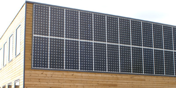 Bardage photovoltaïque sur une façade