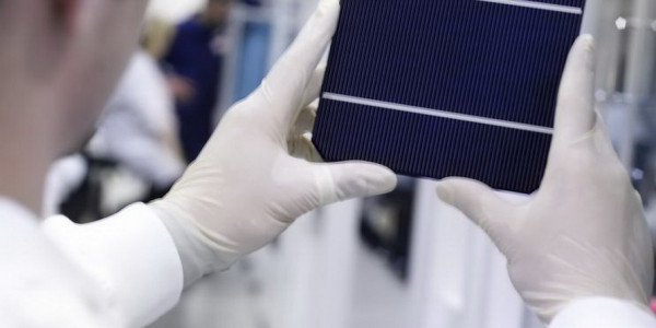 Une cellule photovoltaïque est un semi-conducteur en siliciumUne cellule photovoltaïque est un semi-conducteur en silicium