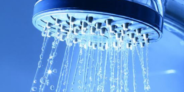 Les légionelles peuvent se mêler aux gouttelettes d’eau de la douche