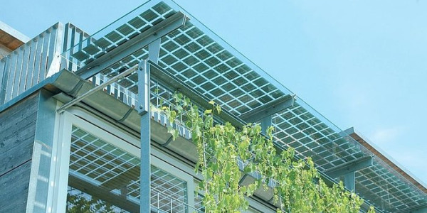 Un toit de modules photovoltaïques semi-transparents
